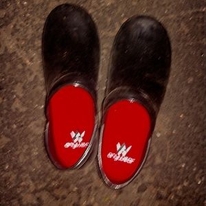 Anywear nursing shoes size 6